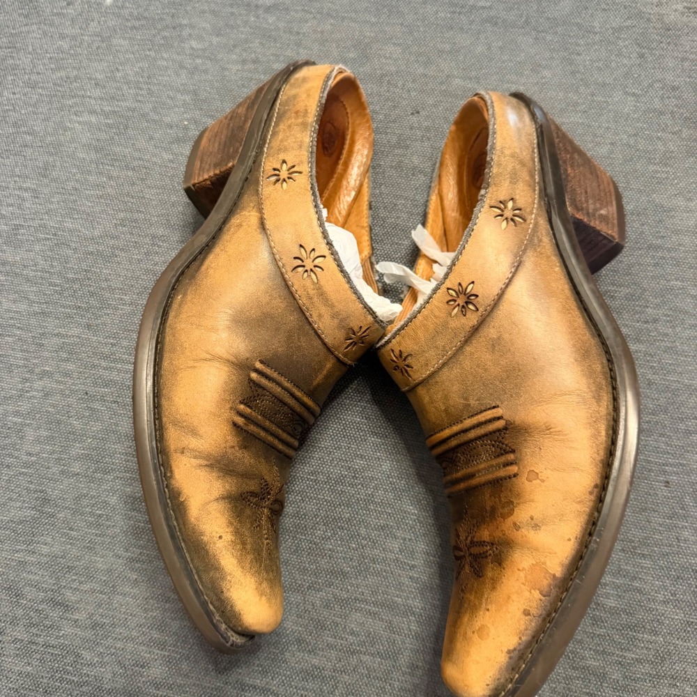 Ariat Womens Distressed Tan‎ Leather Western Mules Floral Embroidered Clogs 8.5M - Picture 3 of 6